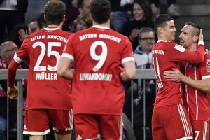  拜仁多特巅峰对决主裁争议判罚引争议  